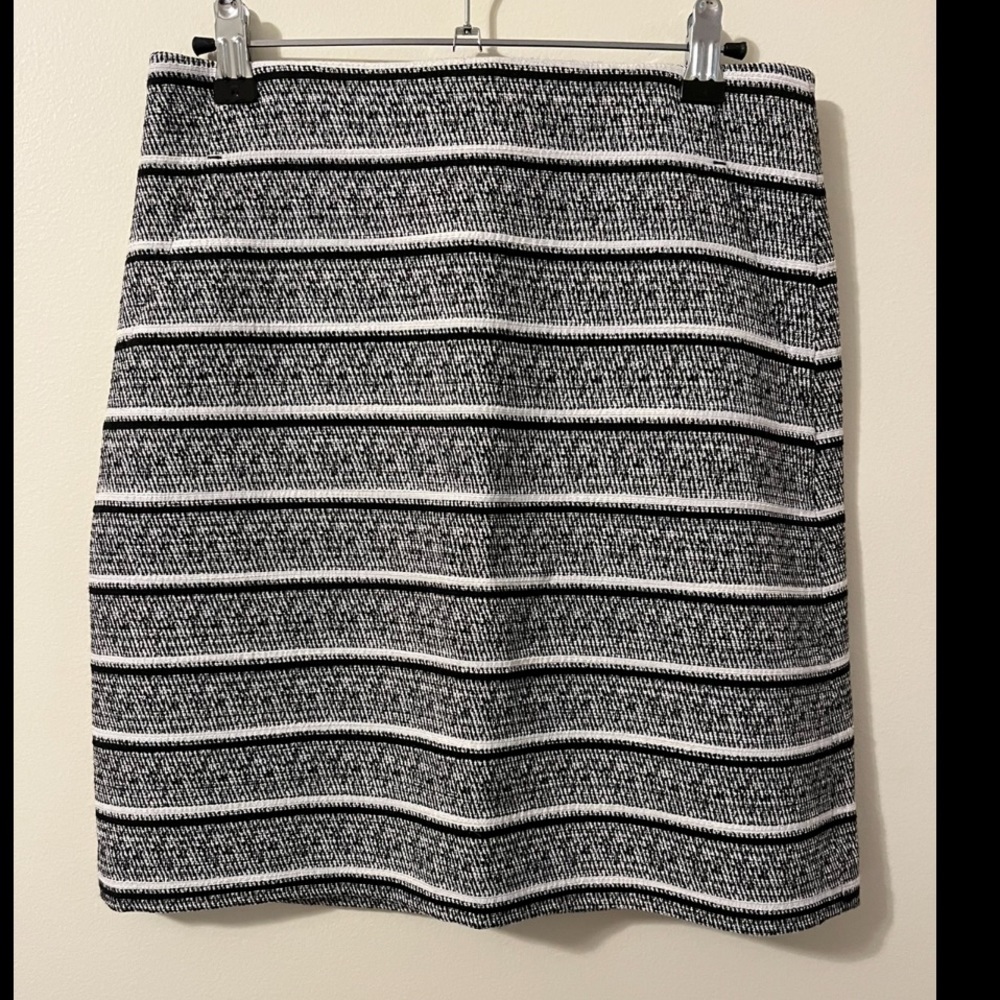 NWT Ann Taylor Skirt - size 0 (black and white)